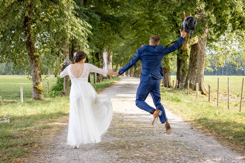 Brautpaar springt